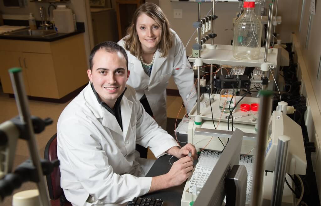 Jon Behringer and Darcia Schweitzer, participants in the M.S. in biotechnology degree program, in the Biomanufacturing Teaching Lab at the MG&E Innovation Center in UW–Madison’s University Research Park. 