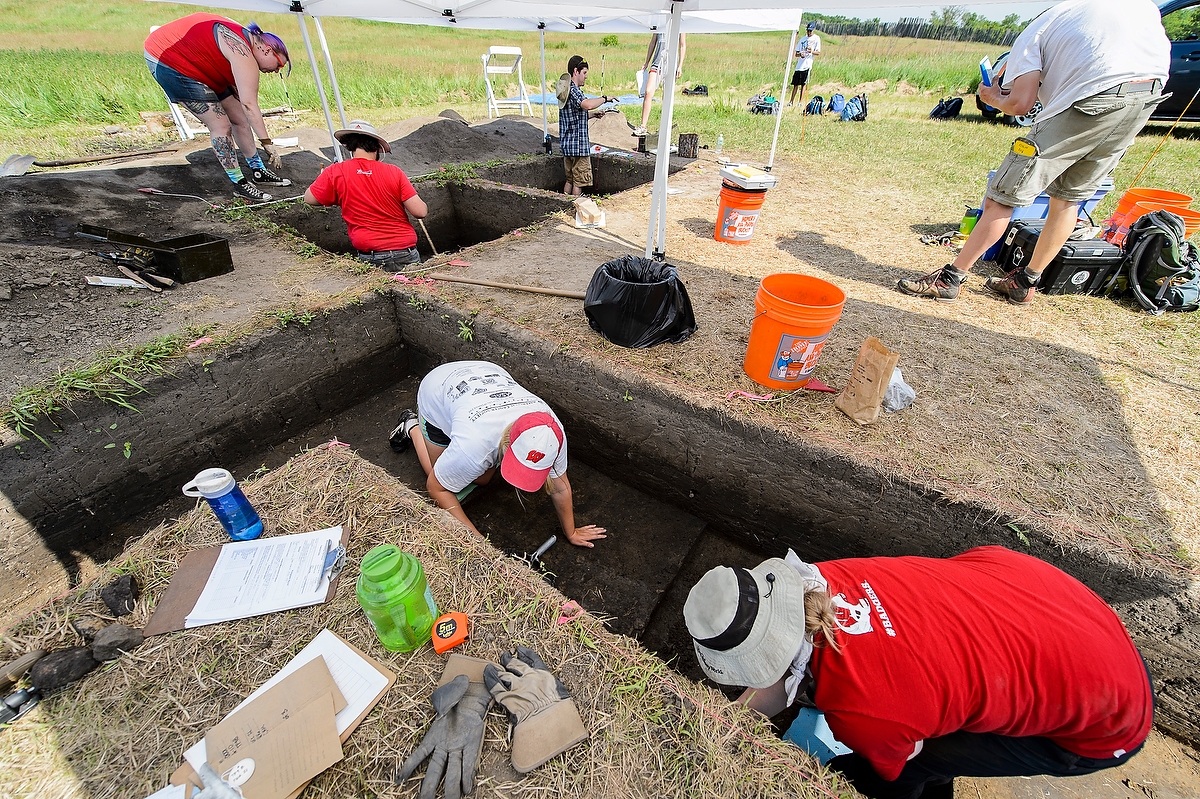 Students from 2016 excavate