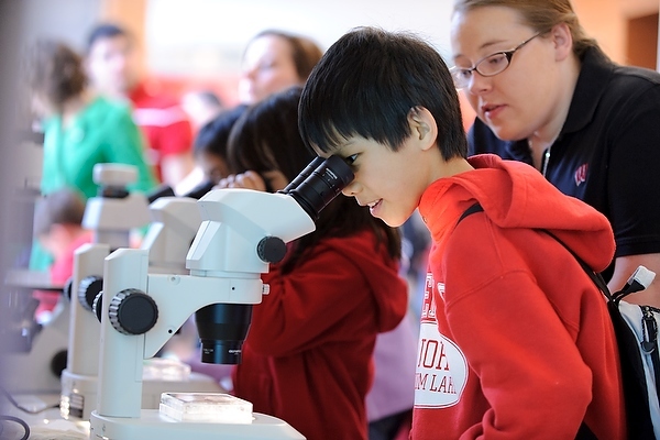 Photo: Children looking into microscopes