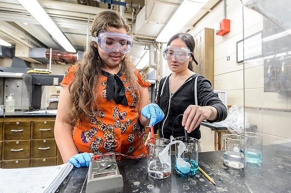 Photo: Grad student and PEOPLE student working on chemistry experiment