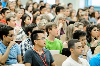 Photo: Students in crowded lecture hall