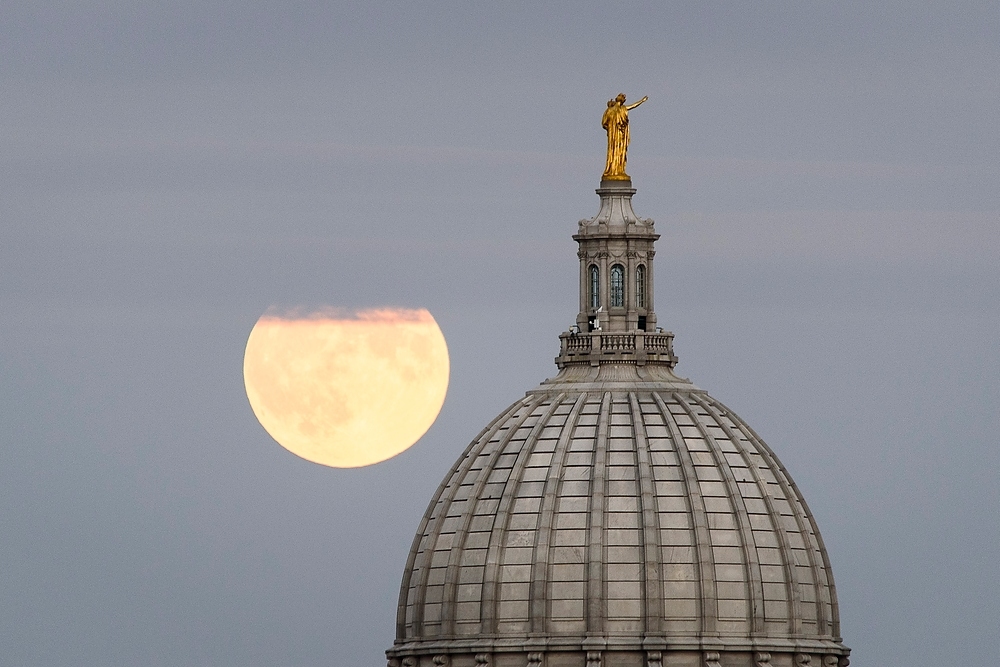 Photo: Moon rising above Capitol dome