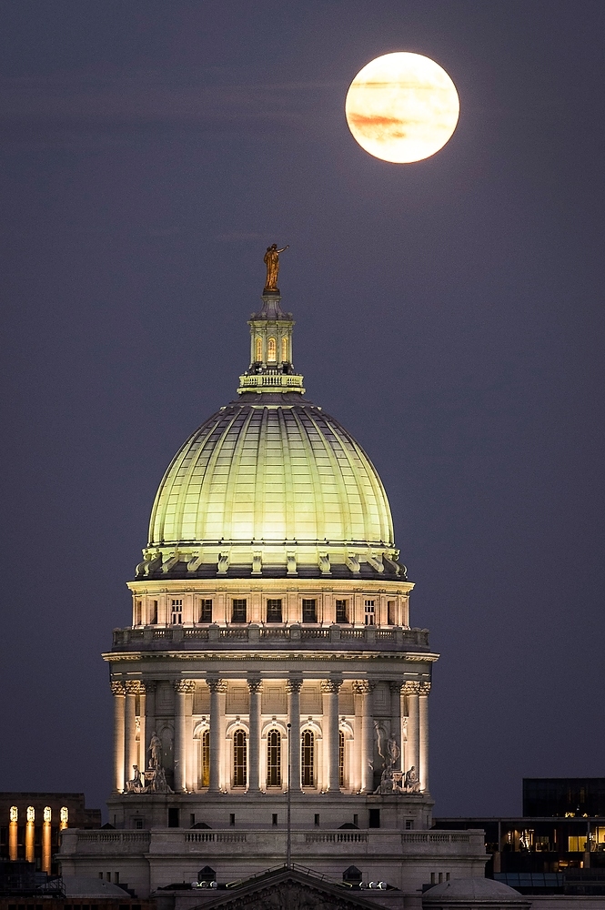 Photo: Moon rising above Capitol dome in darkness