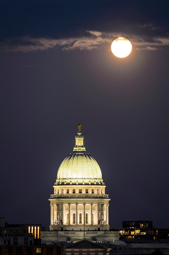 Photo: Moon in dark sky above Capitol