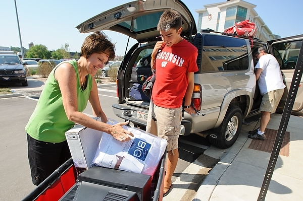 Photo: student and parent moving belongings in cart