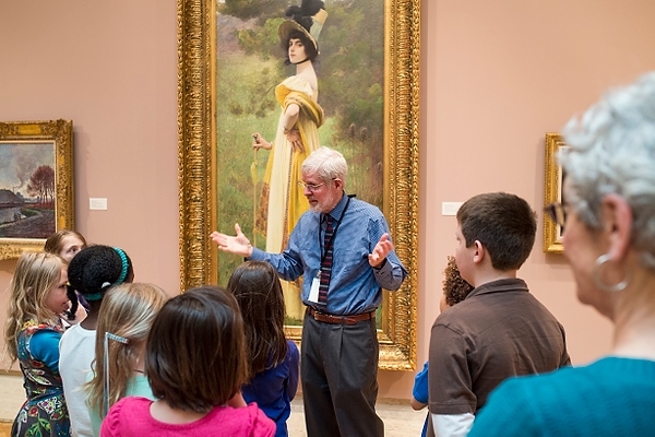 Chazen docent leads tour