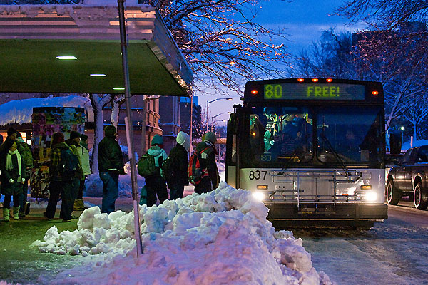 Photo: Passengers boarding bus in the snow