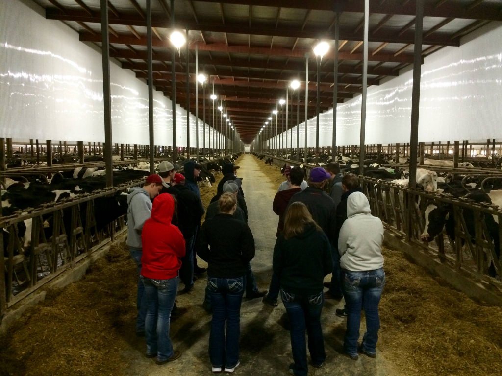  Students in a UW–Madison Farm & Industry Short Course tour a dairy farm in Kaukauna, Wis. .