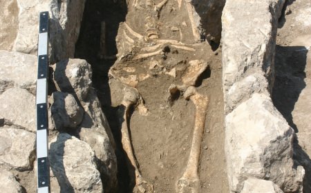 Photo: The skeleton of a woman who died 800 years ago on the outskirts of the ancient city of Troy in modern Turkey