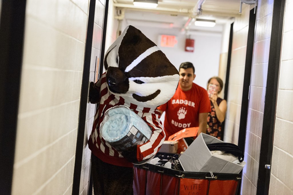 UW-Madison mascot Bucky Badger helps new students moving into Witte Residence Hall at the University of Wisconsin-Madison on Aug. 26, 2017. Move in continues on Aug, 29, 30 and 31, and leads into weeks of Wisconsin Welcome programming and the start of the fall semester. (Photo by Jeff Miller / UW-Madison)