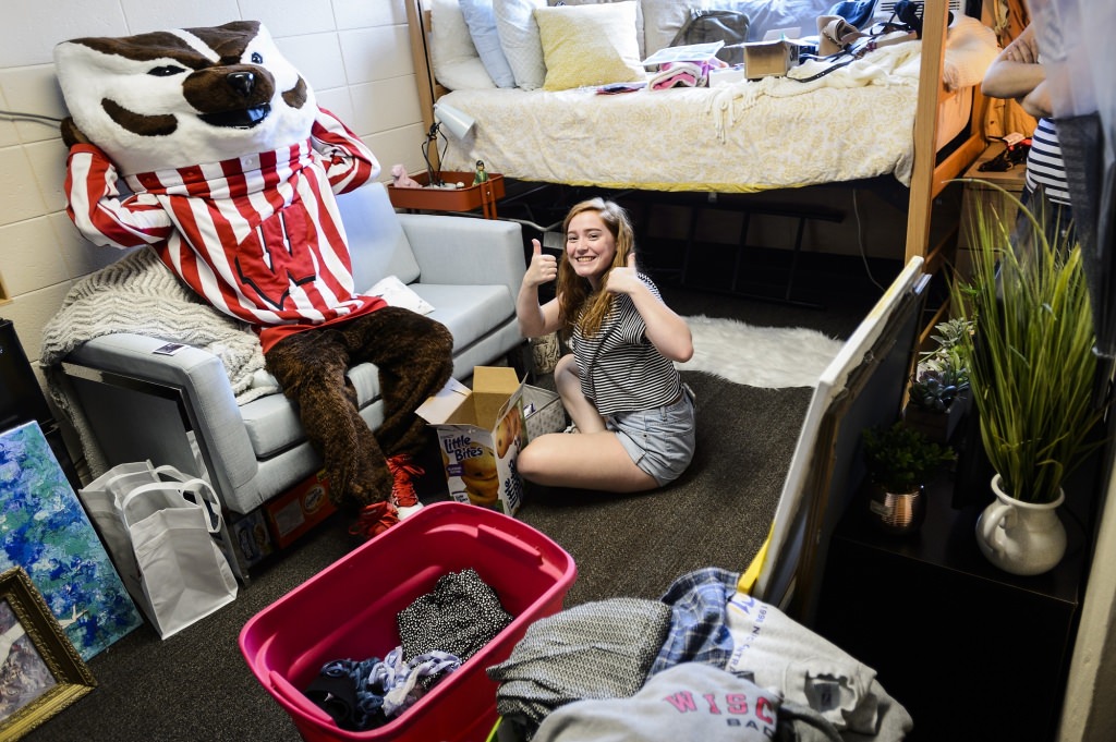 It's thumbs up for undergraduate Meghan Drahiem, from Mankato, Minn., as UW-Madison mascot Bucky Badger and countless Badger Buddy volunteers welcome and help new students moving into Witte Residence Hall at the University of Wisconsin-Madison on Aug. 26, 2017. Move in continues on Aug, 29, 30 and 31, and leads into weeks of Wisconsin Welcome programming and the start of the fall semester. (Photo by Jeff Miller / UW-Madison)