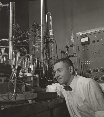 Photo: Irving Shain working in a chemistry laboratory in 1958.