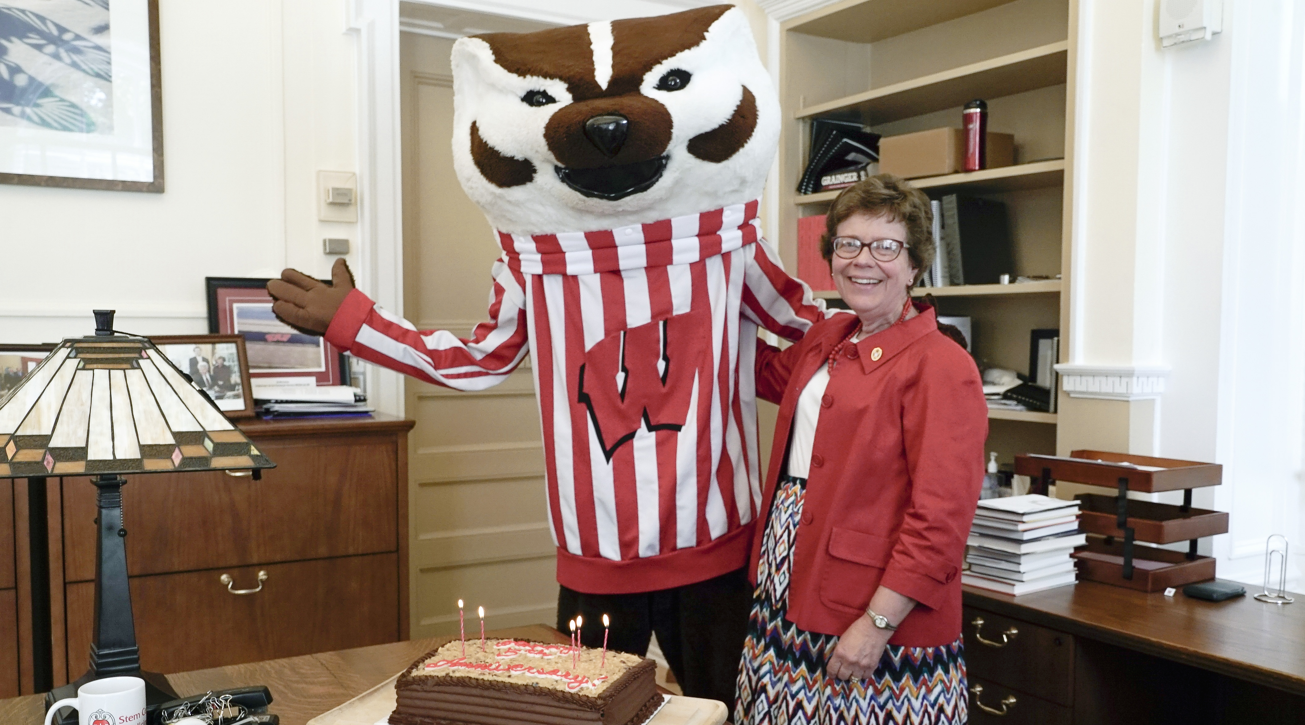Bucky presents Becky with anniversary cake – UW–Madison News
