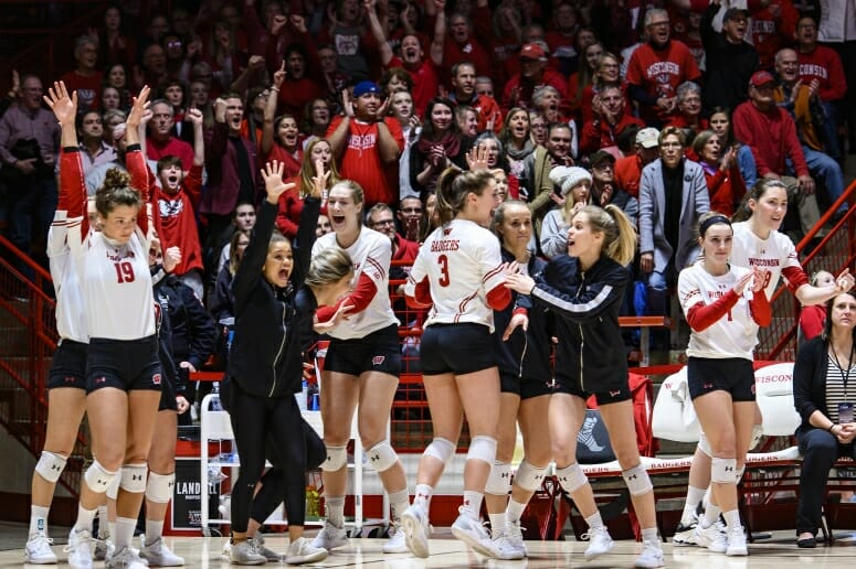 Badger volleyball advances in tournament