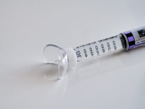 Photo: An injection needle with two plastic wings around the needle.