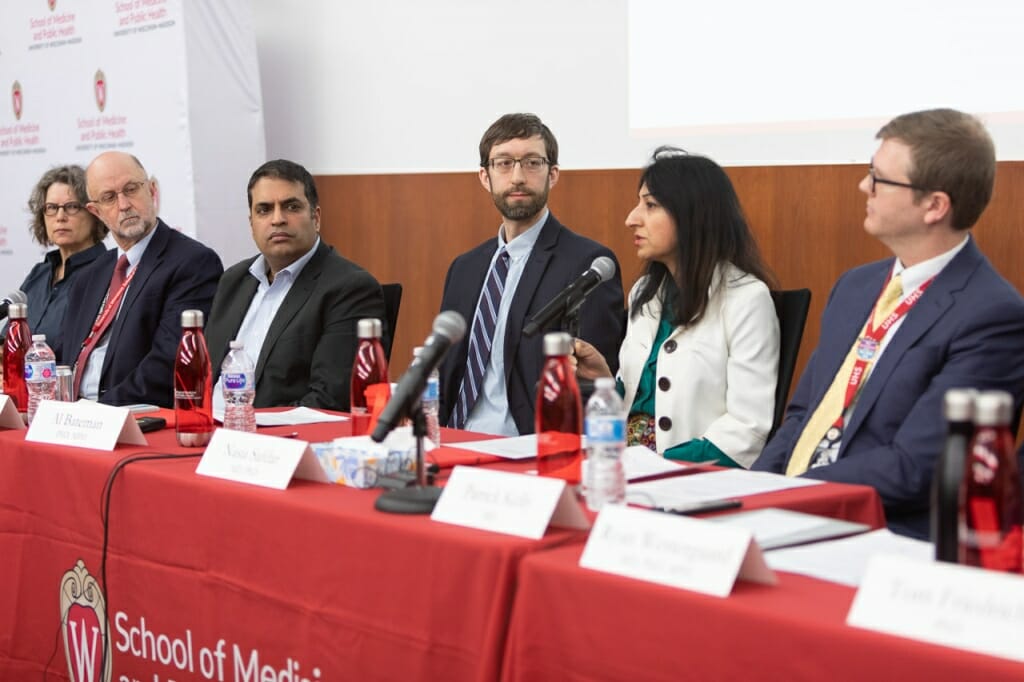 Nuotrauka: Safdaras kalba prie stalo, šalia kitų diskusijų dalyvių