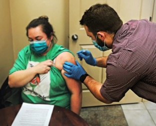 Pharmacy students meet urgent need for vaccinators in Wisconsin - Vimarsana News