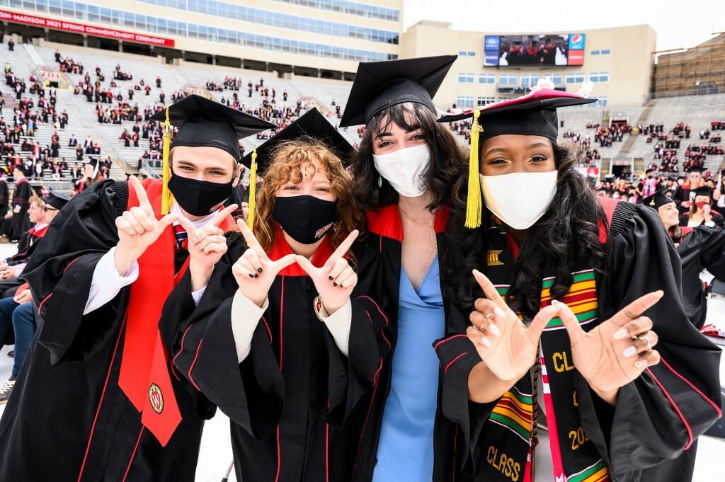 Back where they belong, undergraduate Badgers rock Camp Randall - Vimarsana News