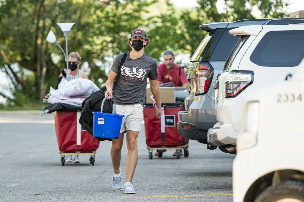 New student Chuck Steffen and his parents Danna and Terry carry essentials into Swenson House in Kronshage.