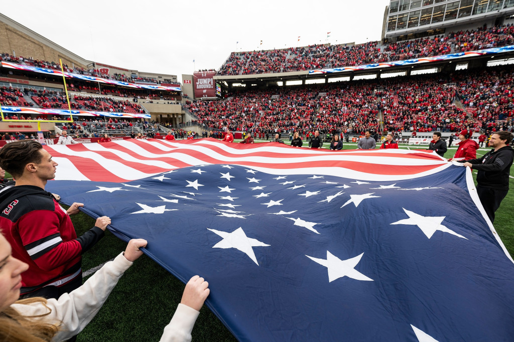 A flag is displayed on the field.