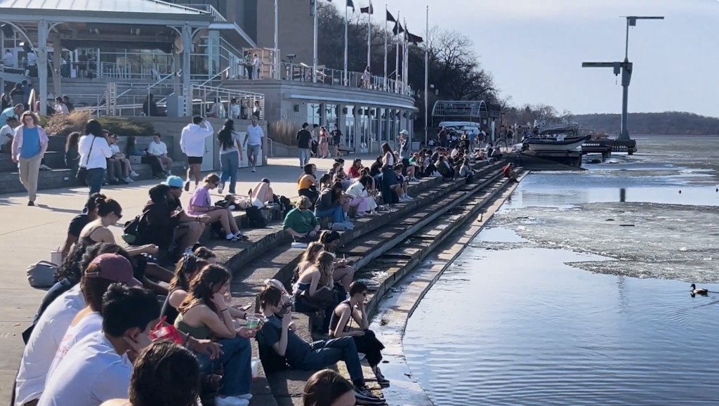 Sun spot: Badgers enjoy a taste of early spring – UW–Madison News