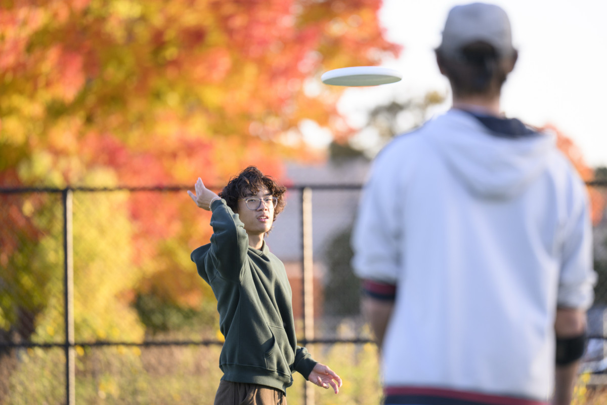 Two people playing frisbee